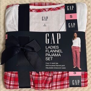 NWT. GAP Red Plaid Ladies Flannel Pajama Set